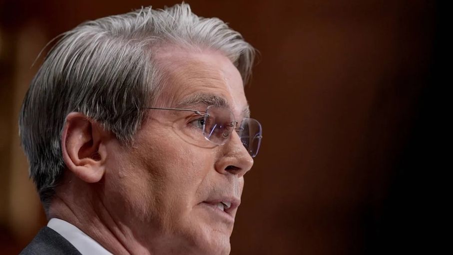 وزير الخزانة الأميركي: قادة إيرانيون يحولون أموالهم إلى الخارج «بجنون»