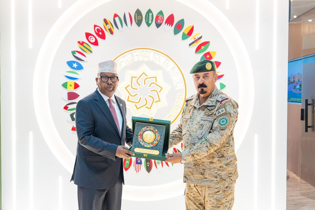 وزير الدفاع يزور مقر التحالف الإسلامي العسكري لمكافحة الإرهاب في الرياض